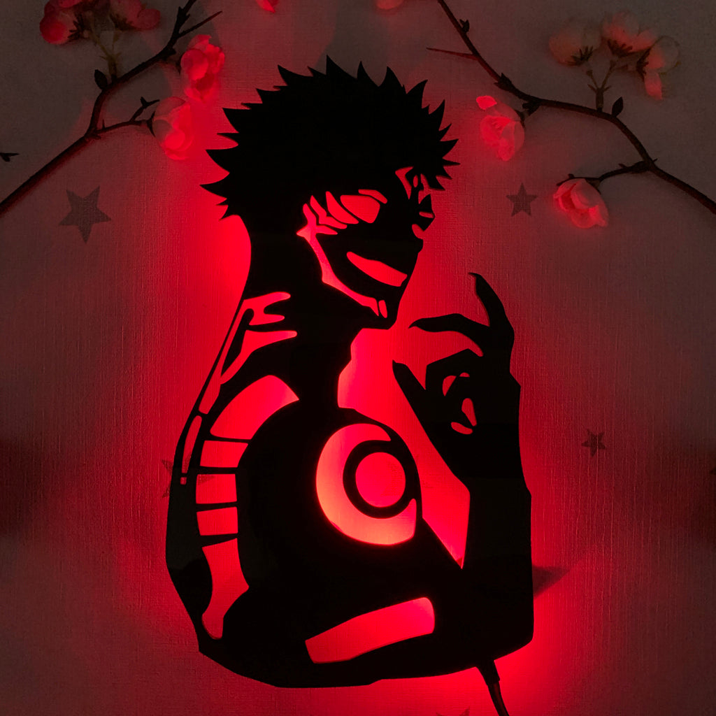 Sukuna ryomen trong jujutsu kaisen với ánh sáng đỏ huyền bí nổi bật trên nền tường