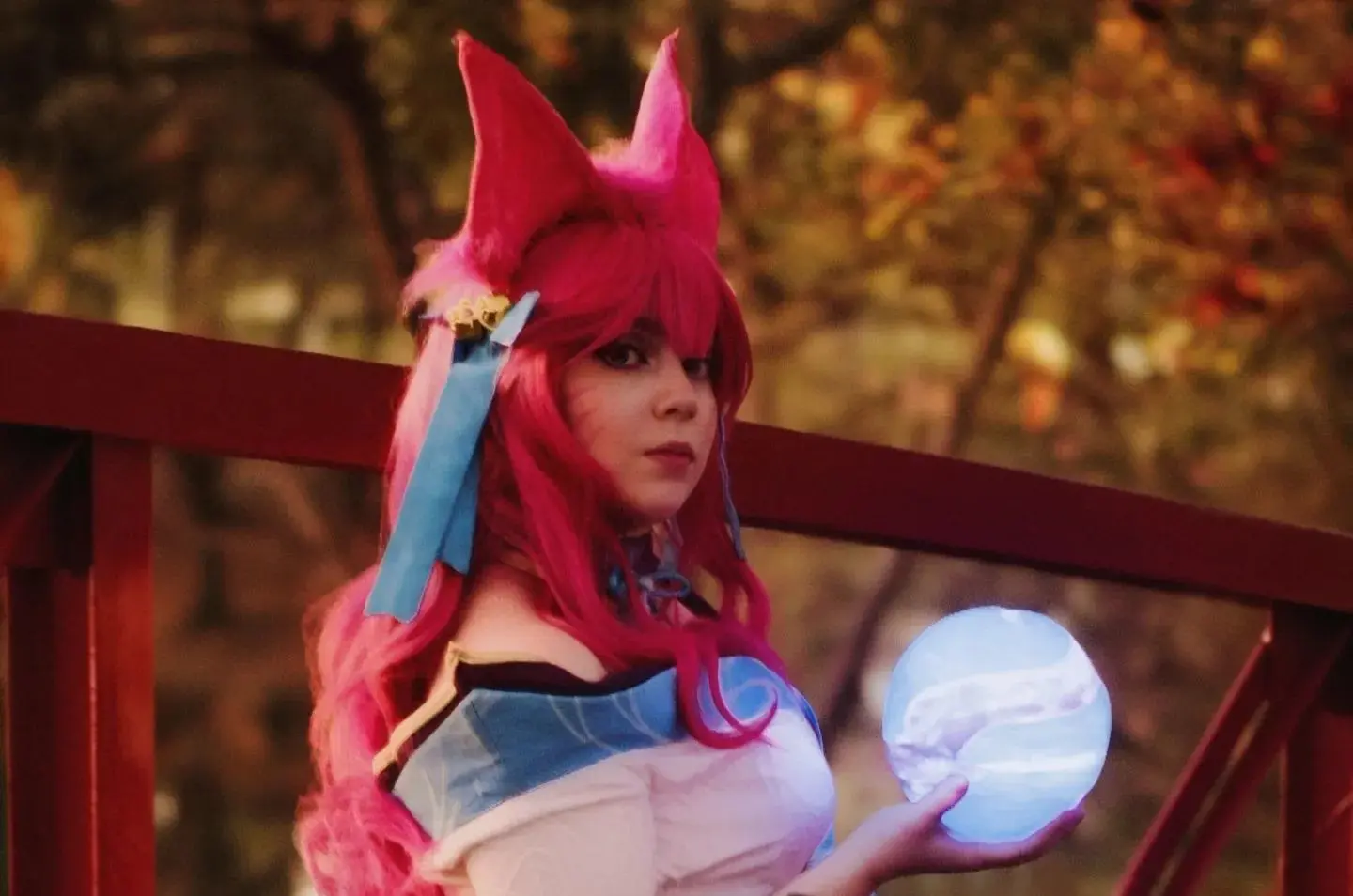 Ahri cosplay nữ thần hồ ly quyến rũ giữa thế gian
