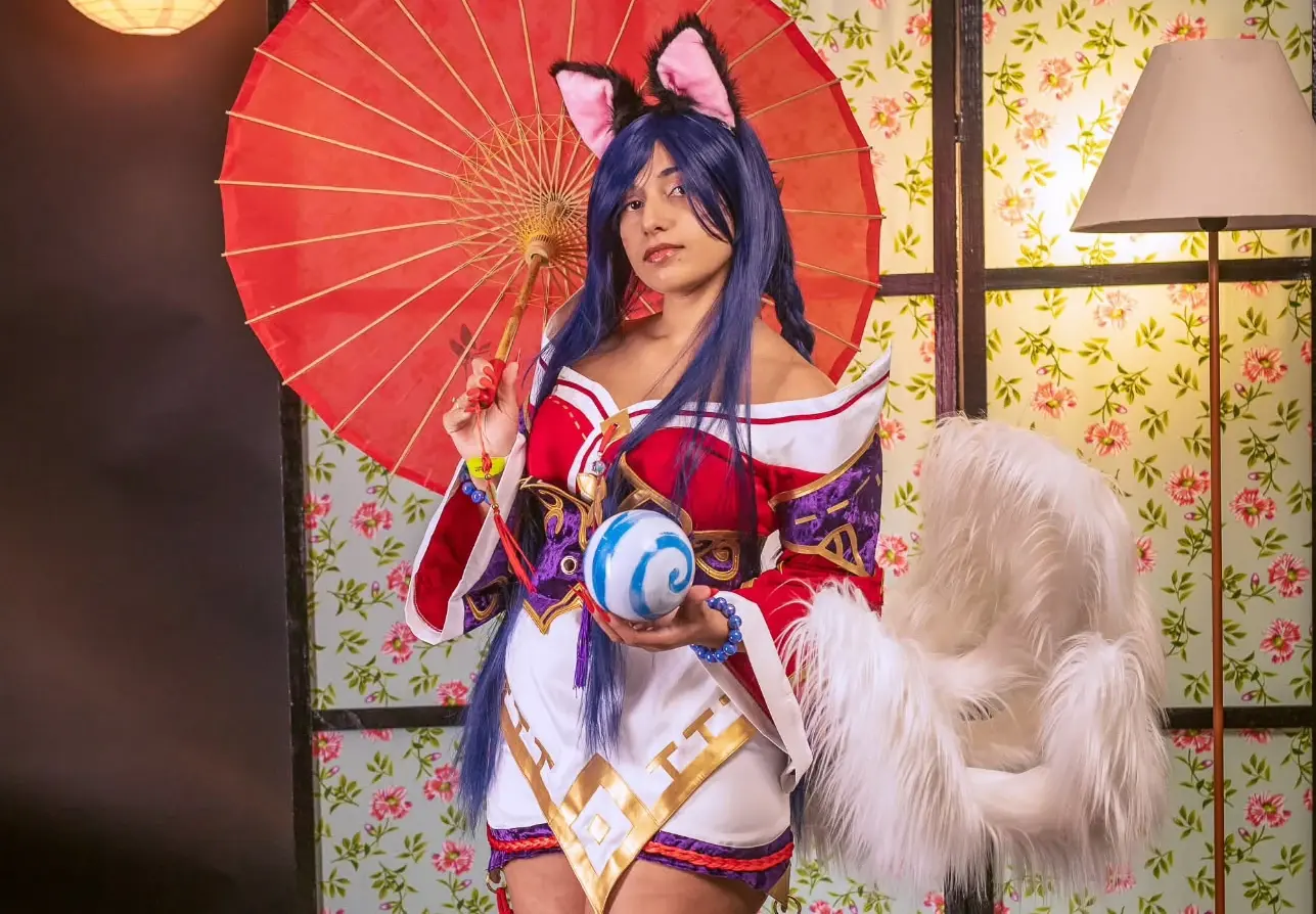 Ahri cosplay vẻ đẹp hồ ly chín đuôi quyến rũ
