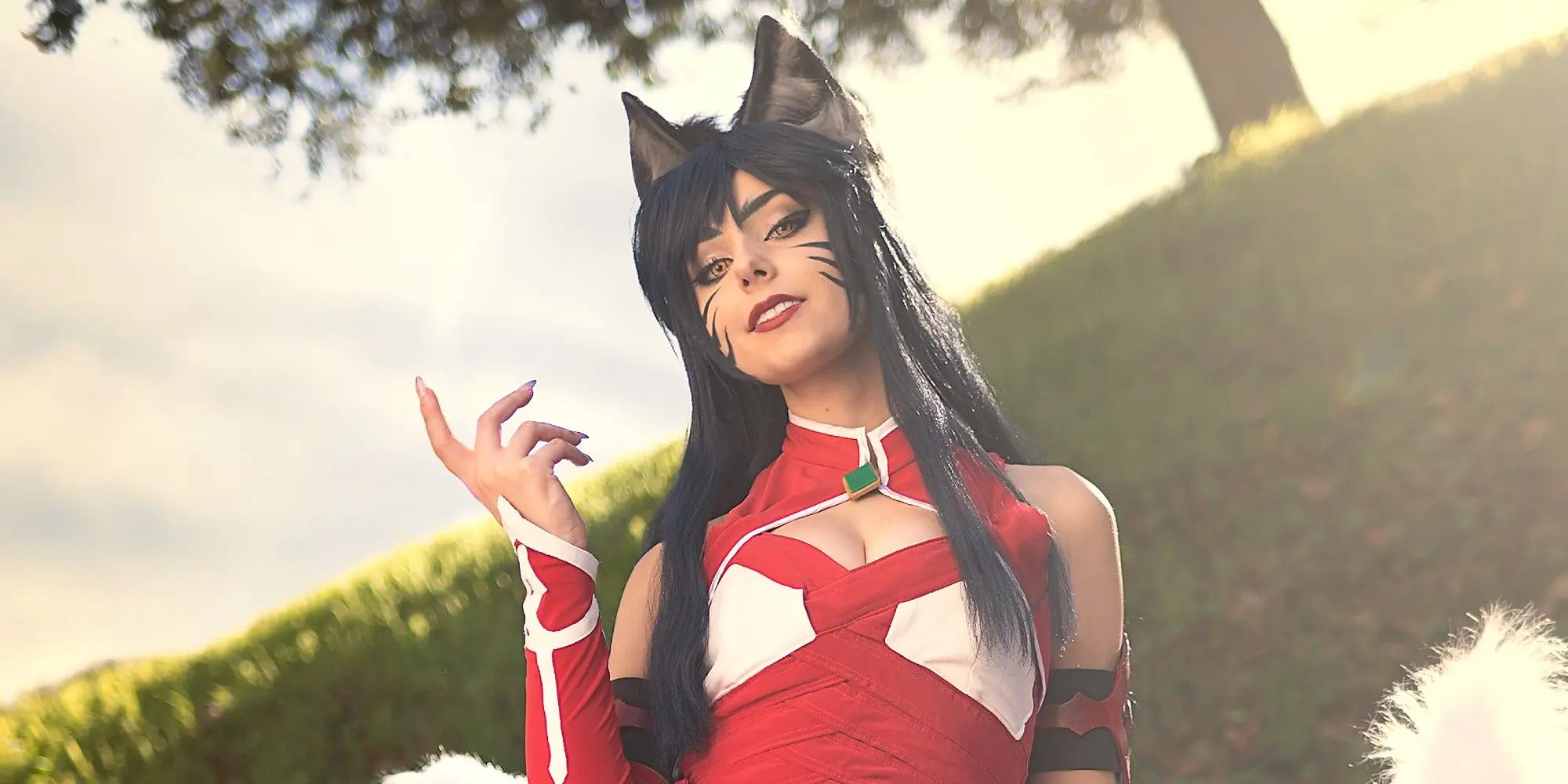 Ahri cosplay vẻ đẹp hồ ly quyến rũ trong ánh nắng chiều