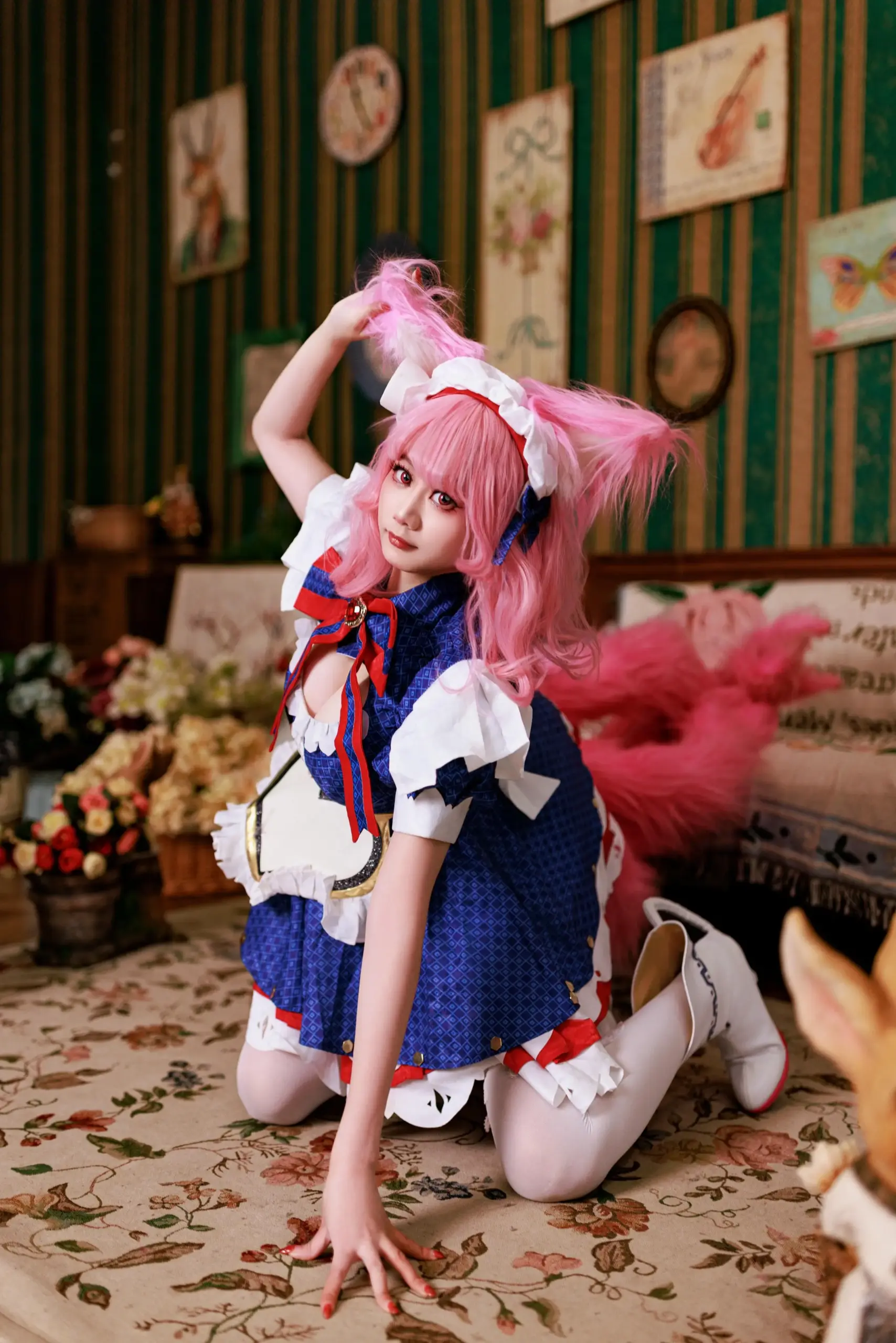 Aikouwu hóa thân thành maid cafe trong studio ánh sáng
