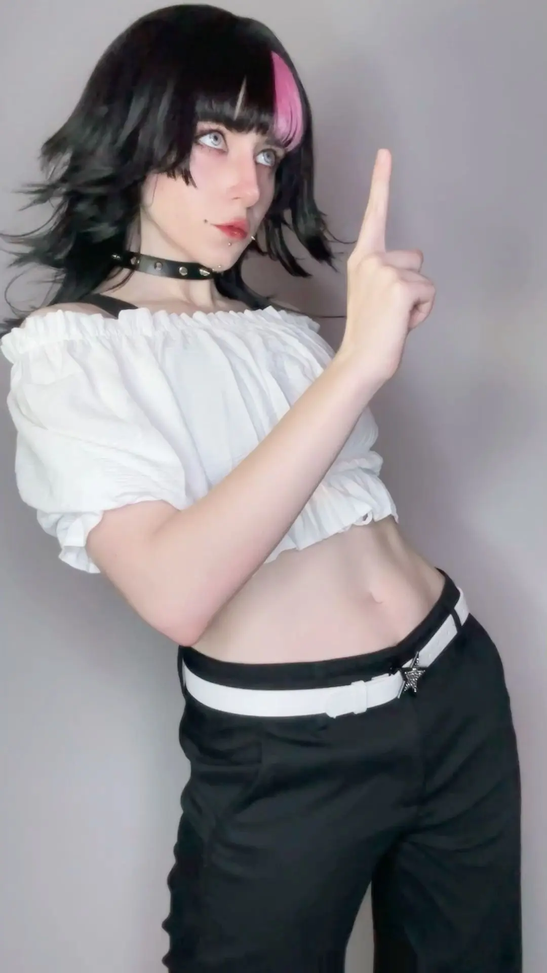 Aikouwu hóa thân thành nhân vật anime với trang phục đen