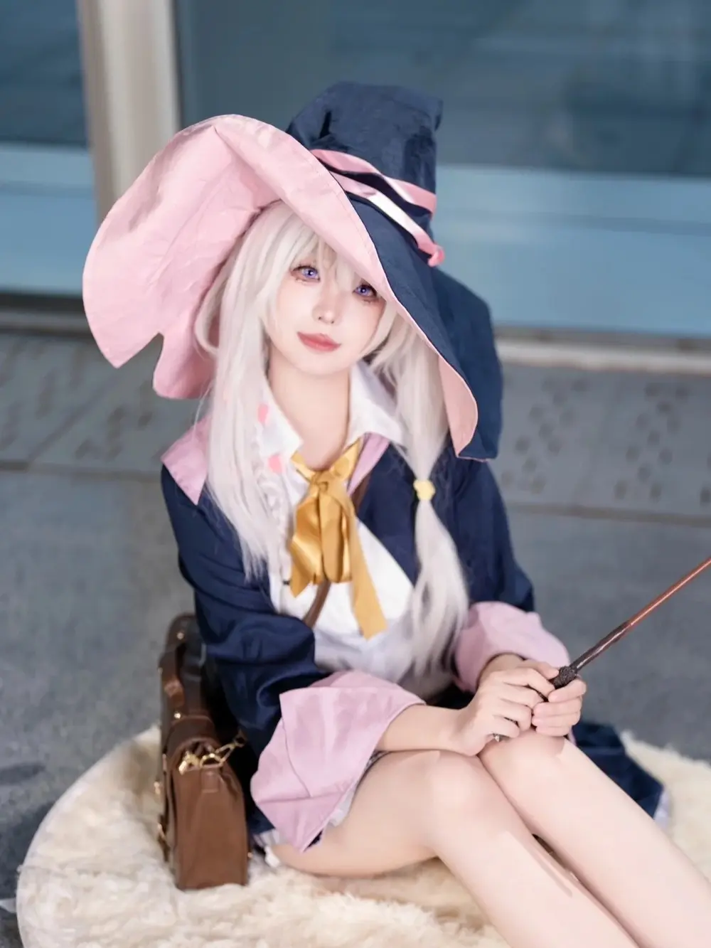 Aikouwu hóa thân thành phù thủy quyến rũ trong trang phục cosplay