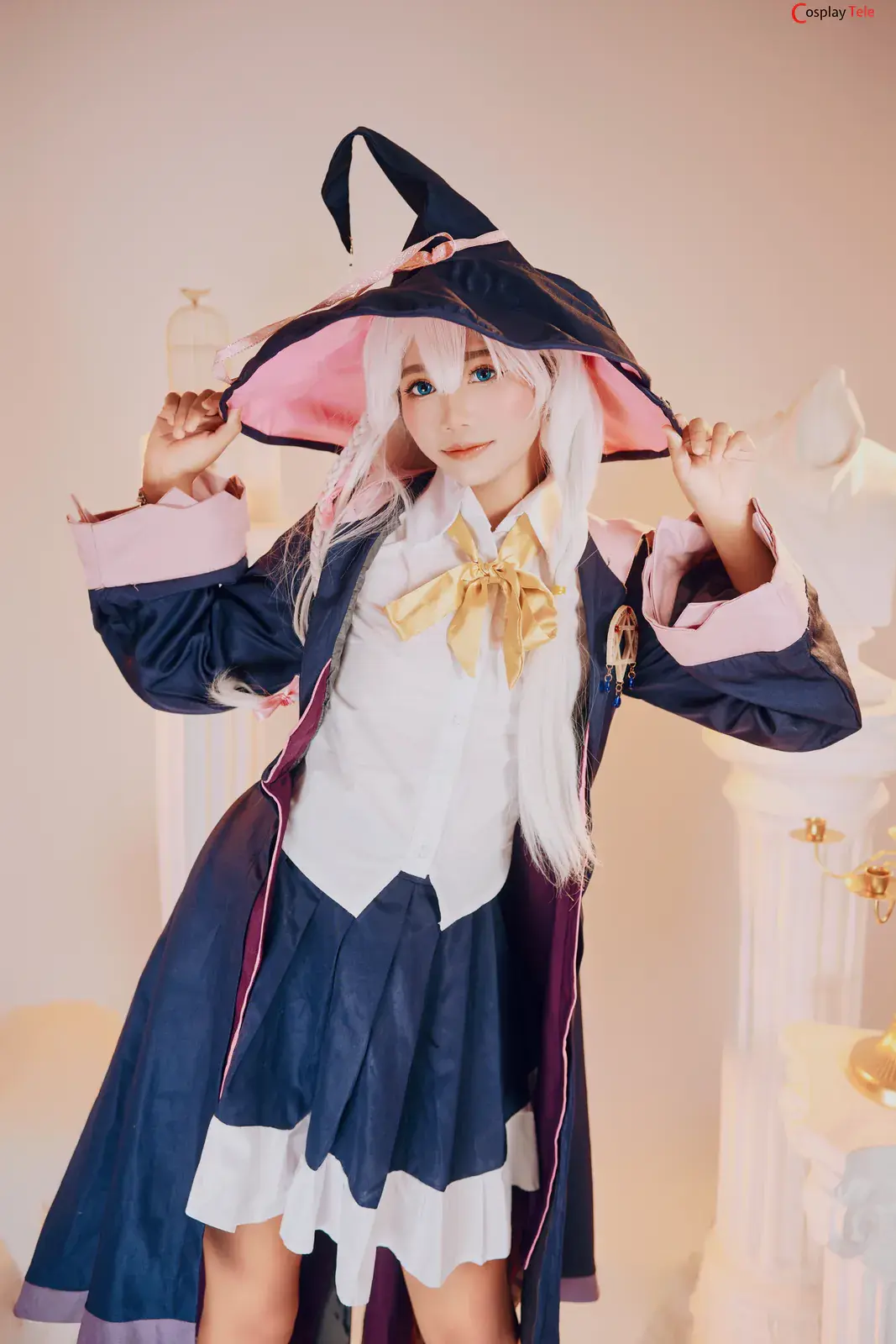 Aikouwu hóa thân thành phù thủy quyến rũ trong trang phục cosplay