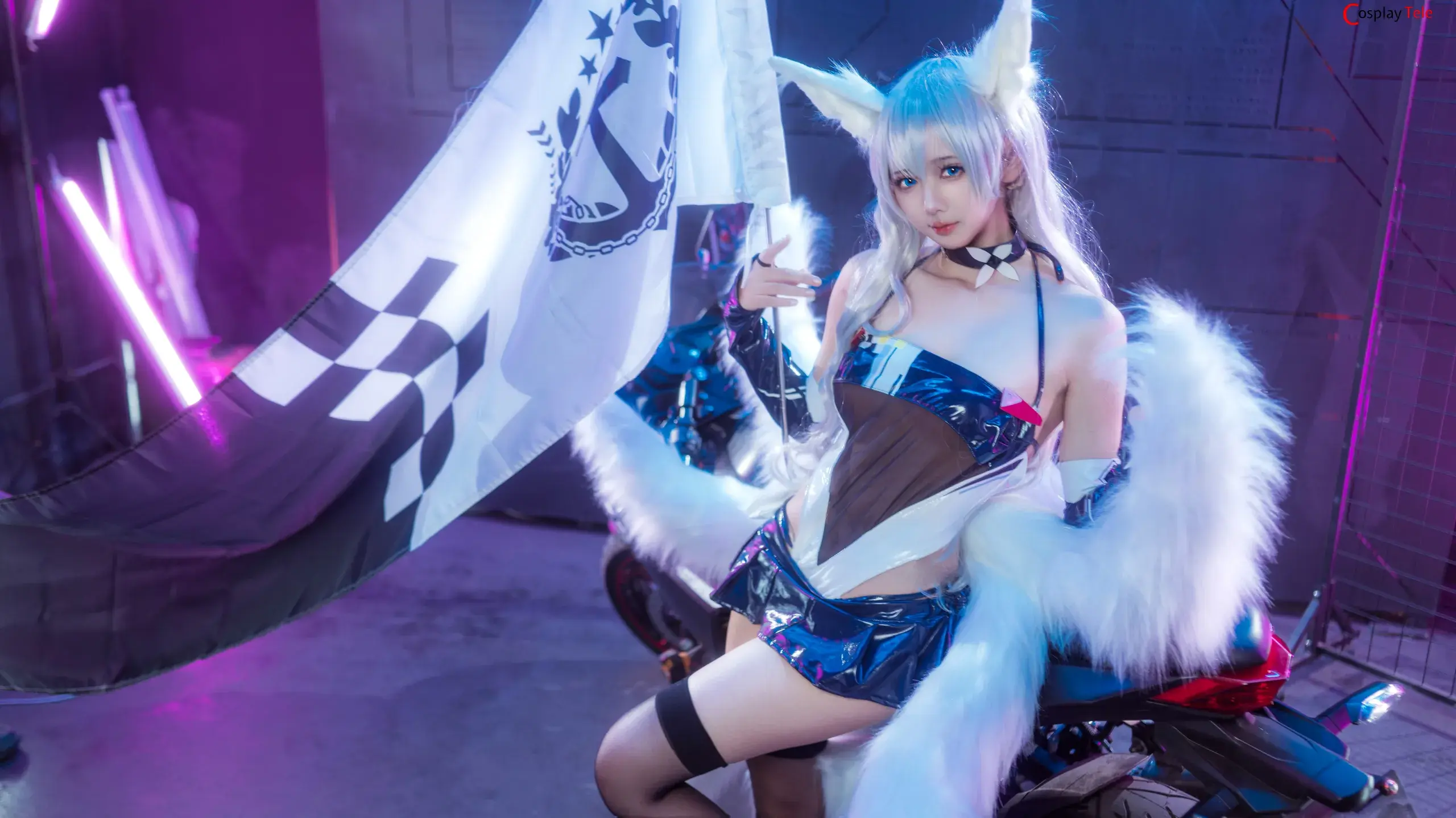 Aiwest cosplayer kiểu dáng quyến rũ với cờ và xe máy