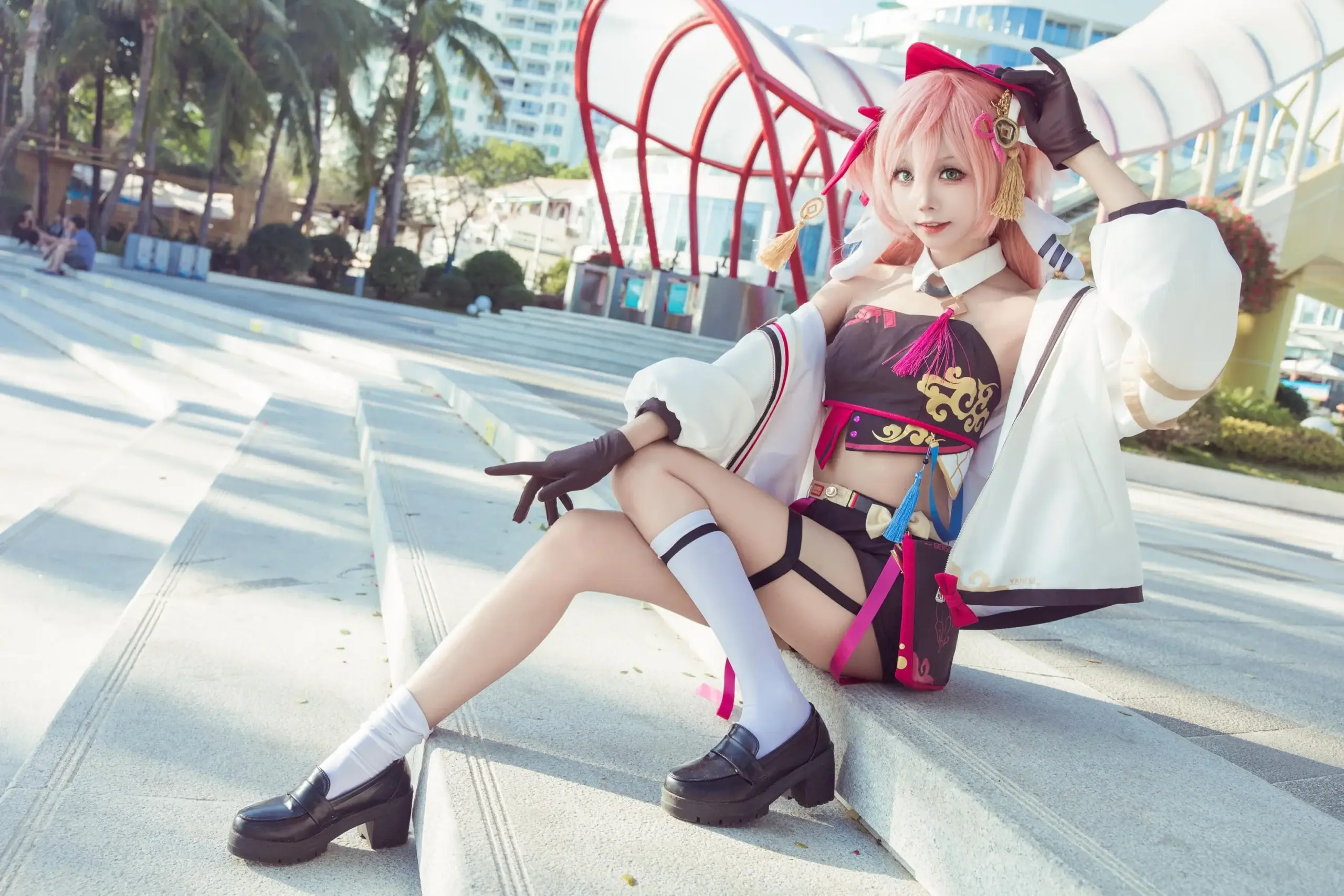 Aiwest cosplayer tạo dáng quyến rũ ngoài trời