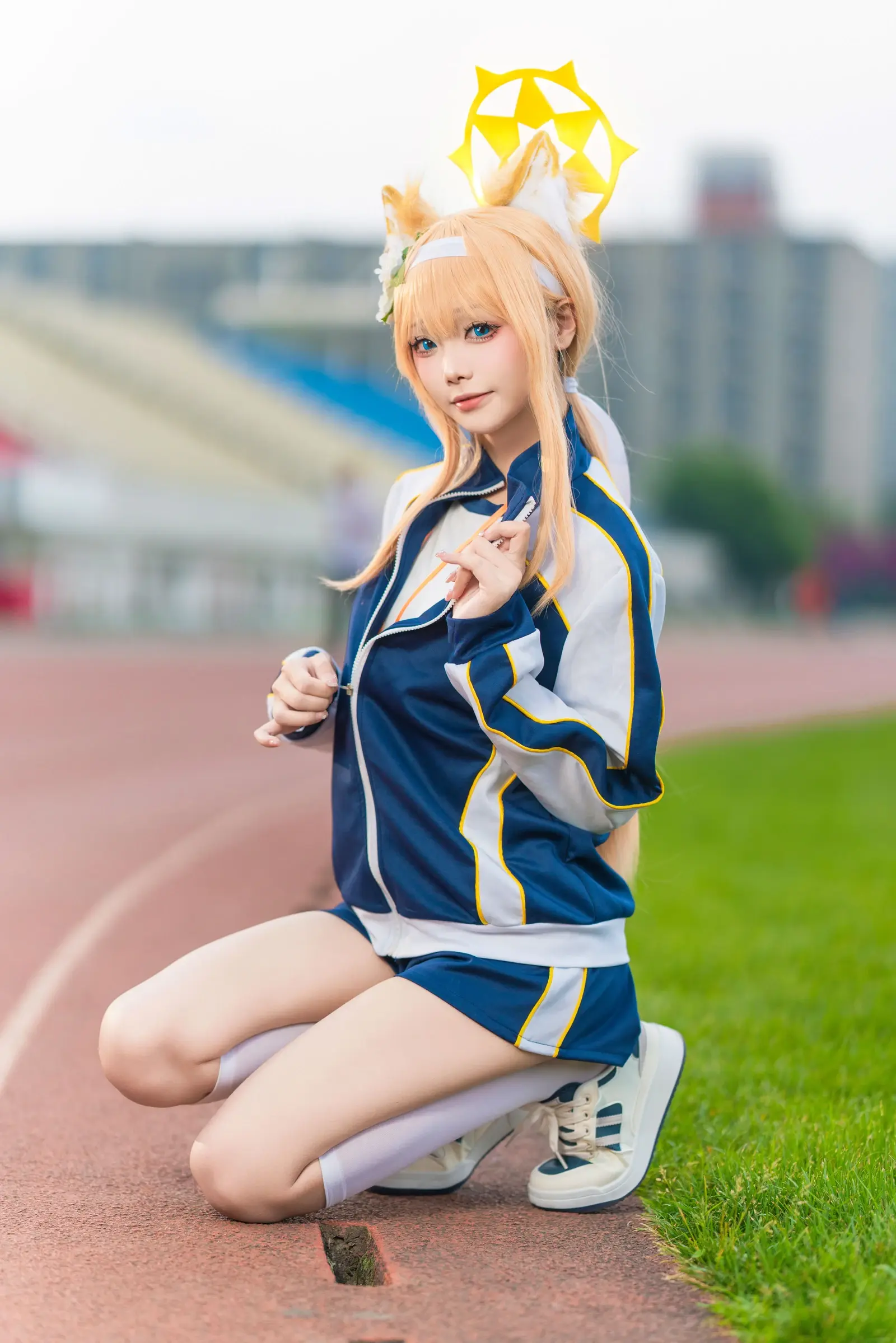 Aiwest cosplayer trong vai keqing tạo dáng đáng yêu