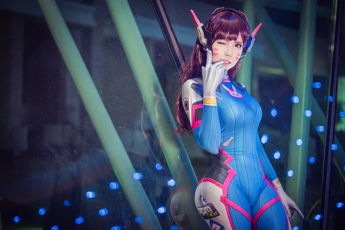 Aiwest đóng giả dva trong bộ trang phục cosplay sáng bừng