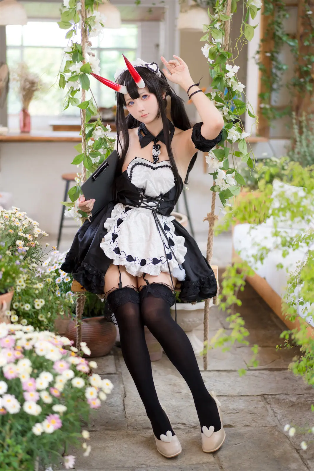 Aiwest đóng giả maid cafe với vẻ mặt thỏ lộ chân dài