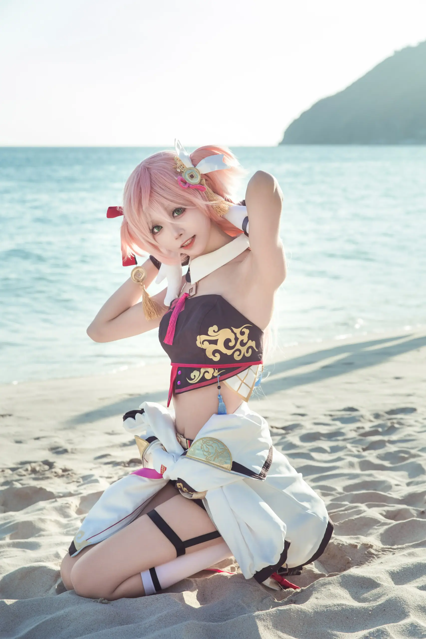 Aiwest đóng giả nhân vật anime trên bãi biển xanh