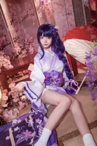 Aiwest đóng giả raiden shogun với kimono tím quyến rũ