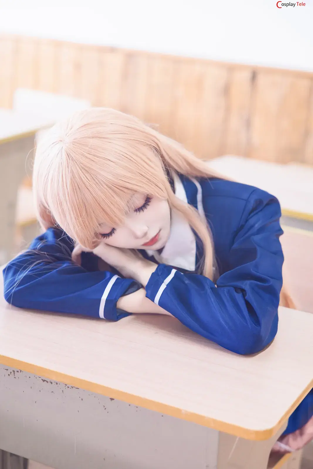 Aiwest đóng giả violet evergarden ngủ gục trên bàn học