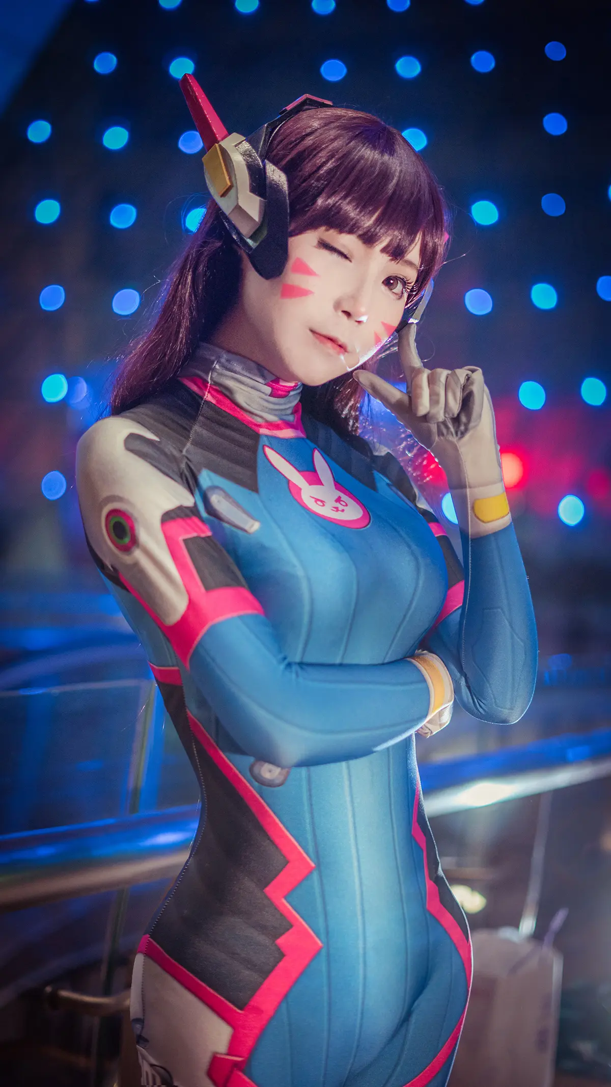 Aiwest hóa thân dva overwatch với trang phục cosplay đẹp mắt