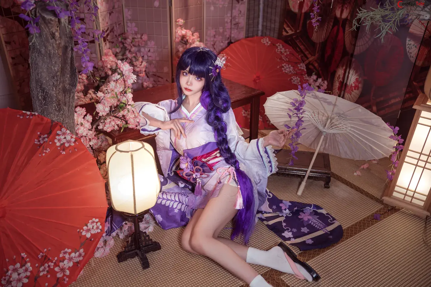 Aiwest hóa thân nhân vật anime với trang phục lộng lẫy