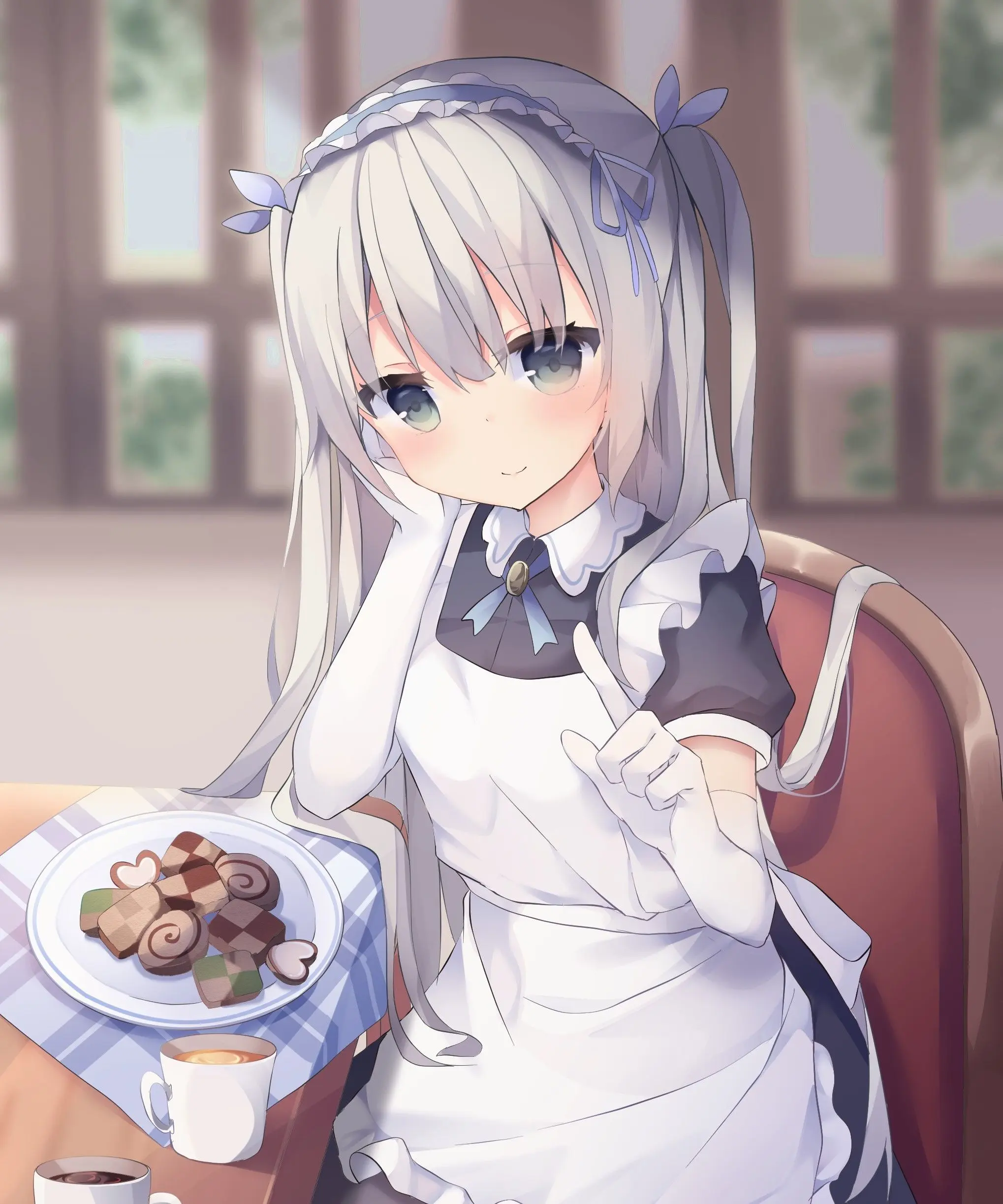 Cô gái anime dễ thương trong đồng phục nữ quản gia