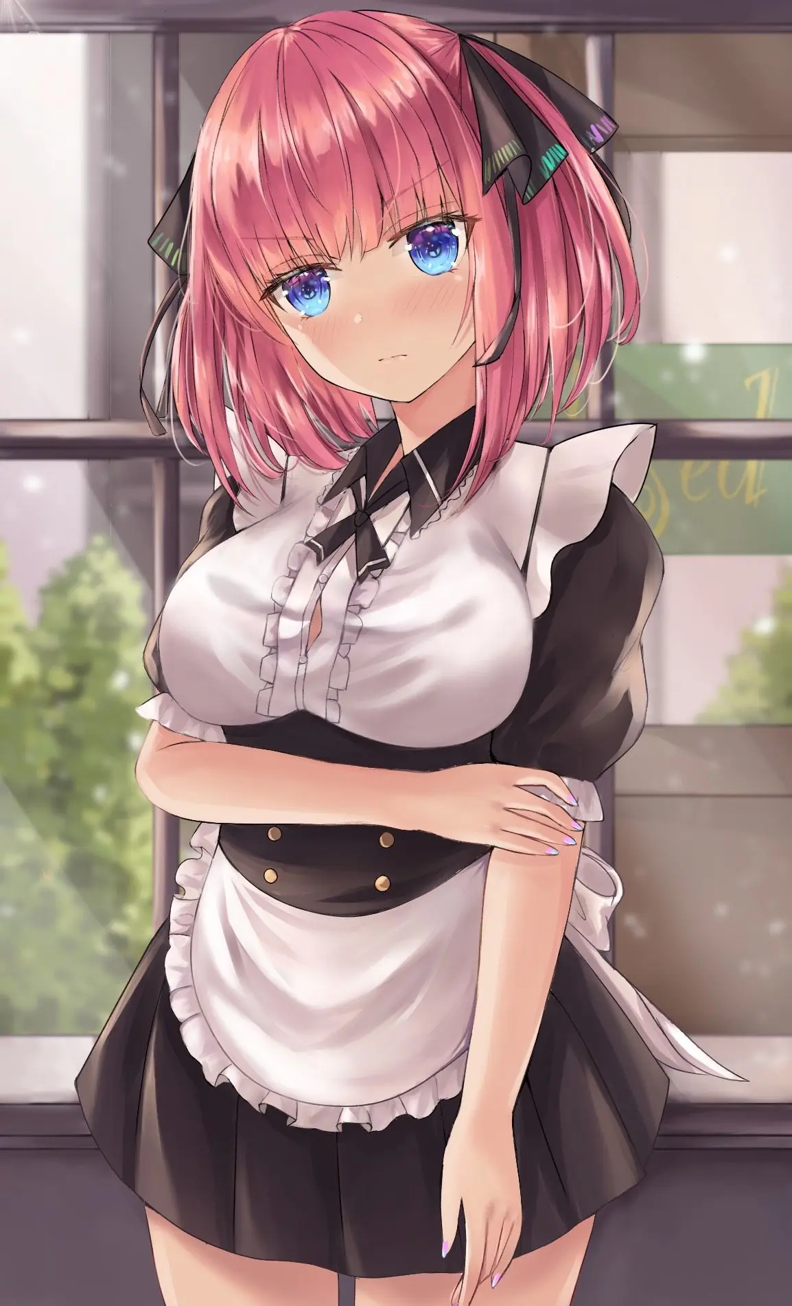 Cô gái anime diện trang phục nữ quản gia dễ thương