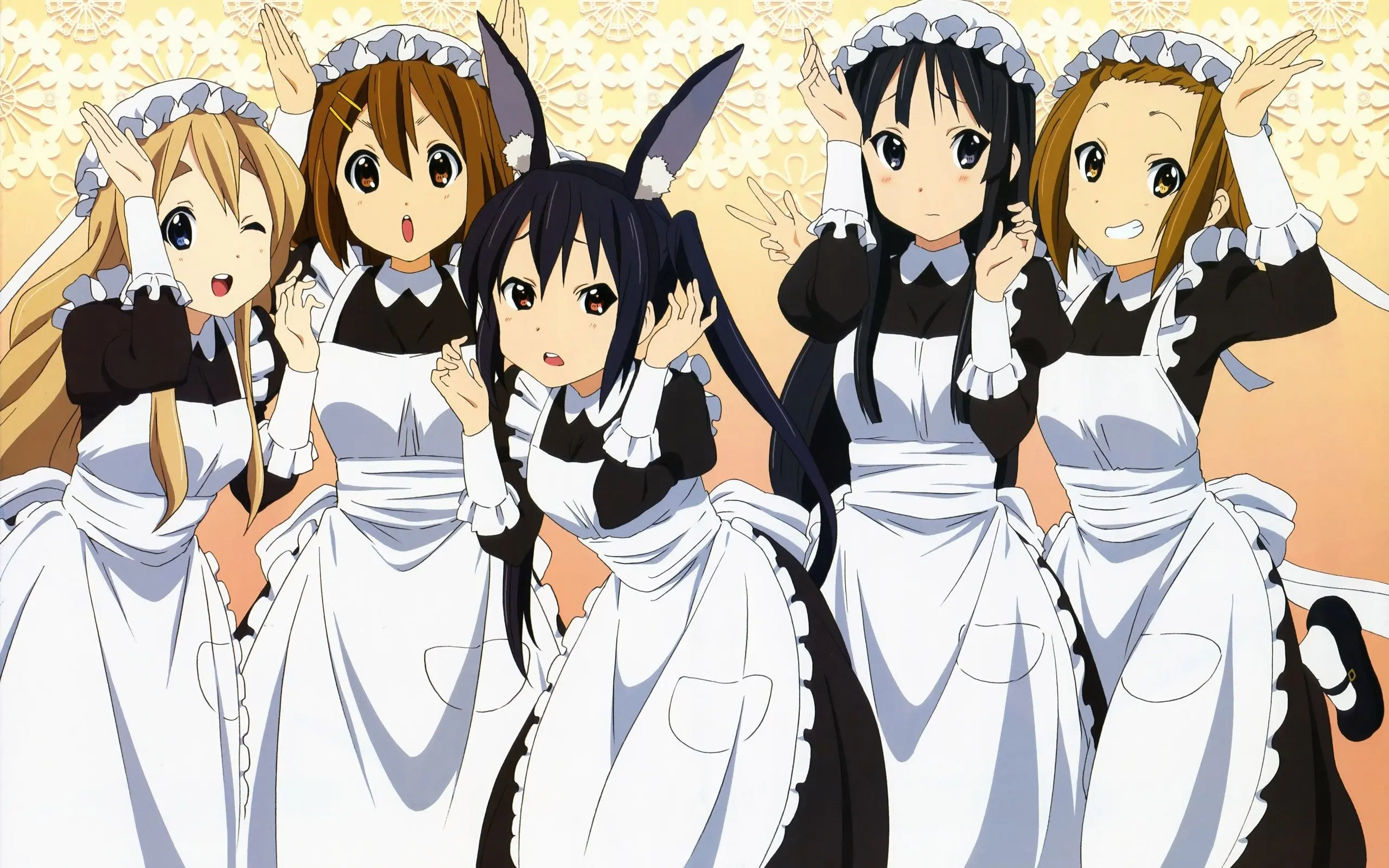 Năm nàng hầu gái anime vui tươi trong đồng phục dễ thương